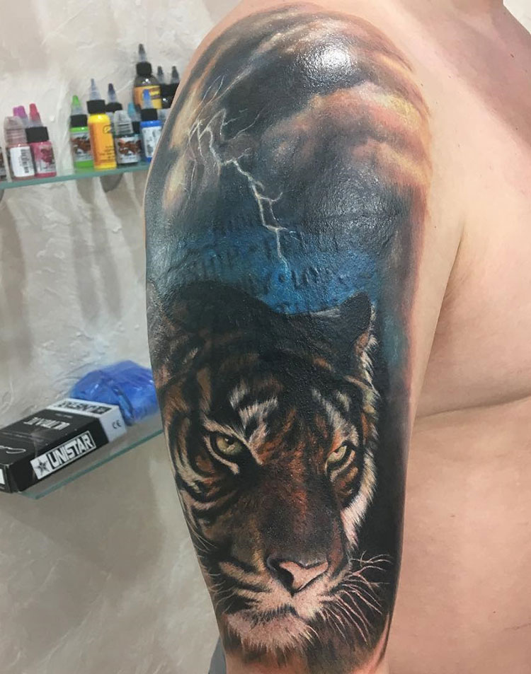 Тигр, каверап, мужская тату на плече