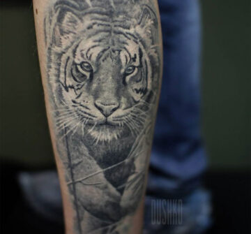 Тигр в черно-белом стиле, мужская тату на голени