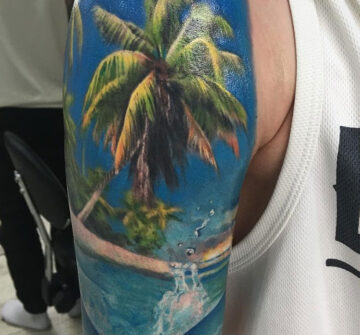 Тропический рай, мужская тату на плече