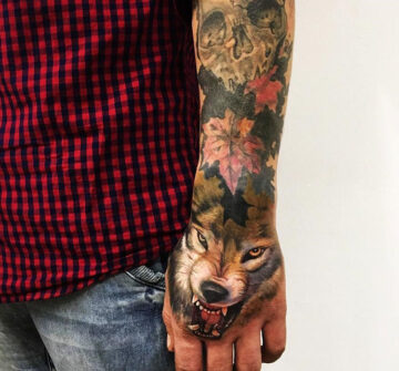 Волк с оскалом, мужская тату на кисти руки