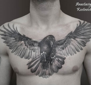 Ворон с распахнутыми крыльями, тату на груди у парня