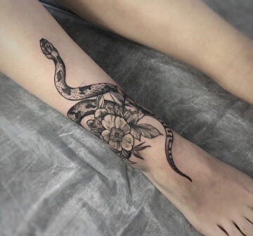 Змея с цветком, женская тату на лодыжке