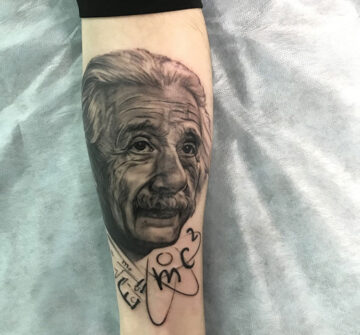 Альберт Эйнштейн, мужская тату на предплечье