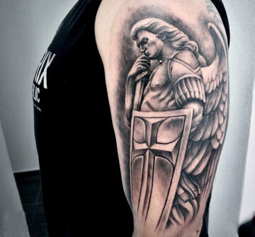 Ангел с мечом и щитом, мужская тату на плече