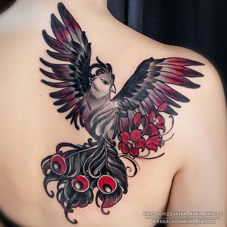 Черно-красный феникс и лилии, тату на спине у девушки