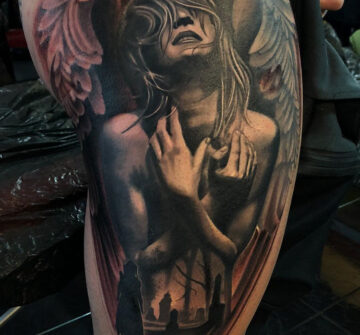 Девушка-ангел со сложенными руками, мужская тату на бедре