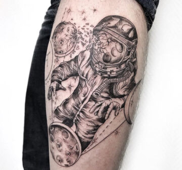Космонавт с разбитым шлемом, мужская тату на голени