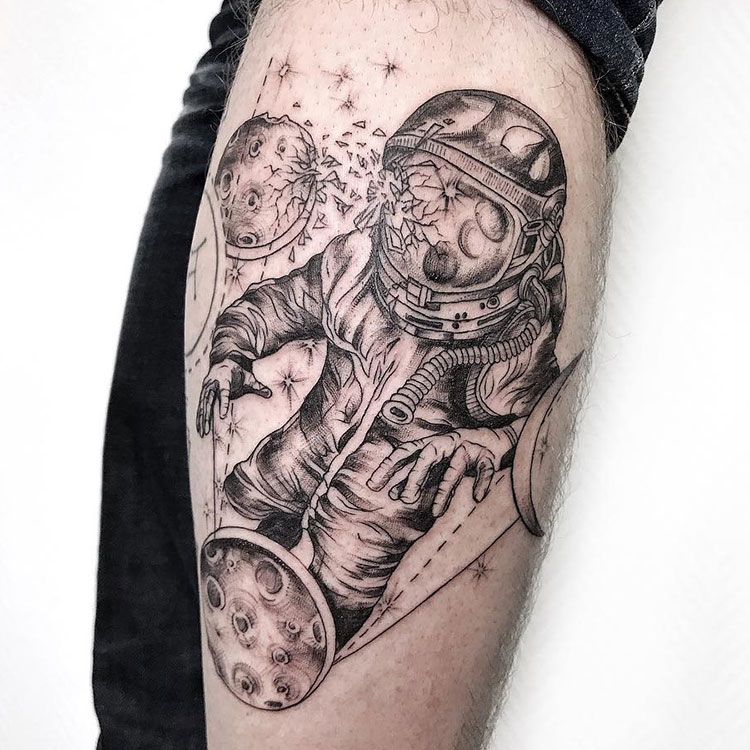 Космонавт с разбитым шлемом, мужская тату на голени