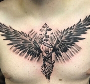 Крылатый ангел с крестом, мужская тату на груди