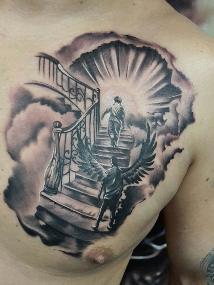 Лестница в небо, мужская тату на груди