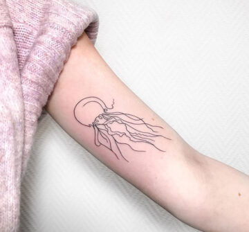 Минималистичная медуза, женская тату на бицепсе