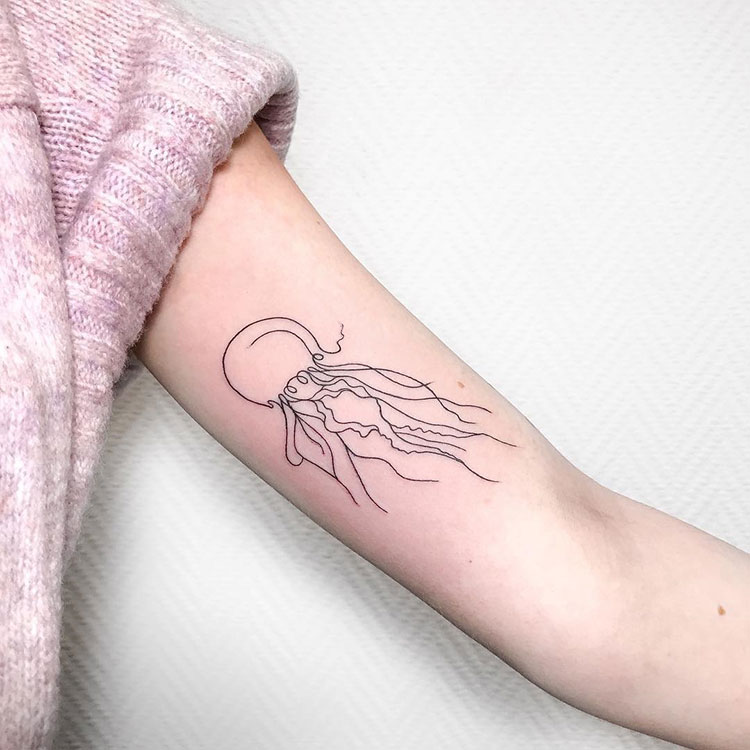 Минималистичная медуза, женская тату на бицепсе