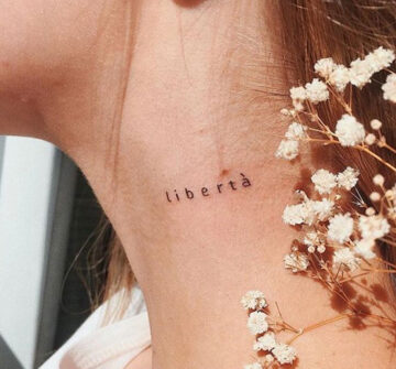 Надпись Libertà, тату на шее у девушки
