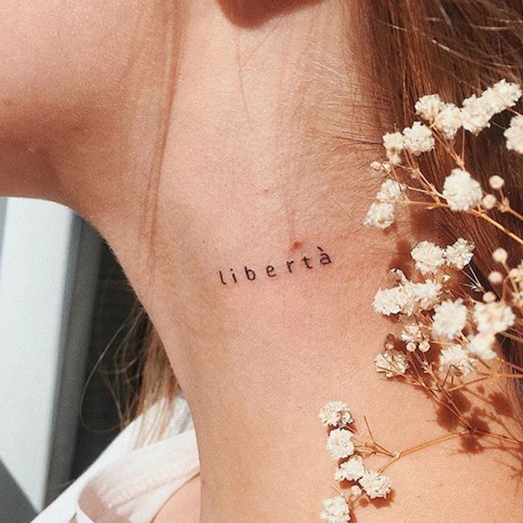 Надпись Libertà, тату на шее у девушки