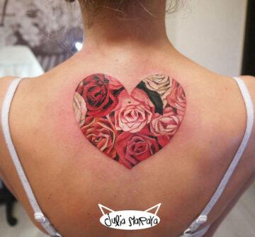 Сердце с розами внутри, женская тату на спине
