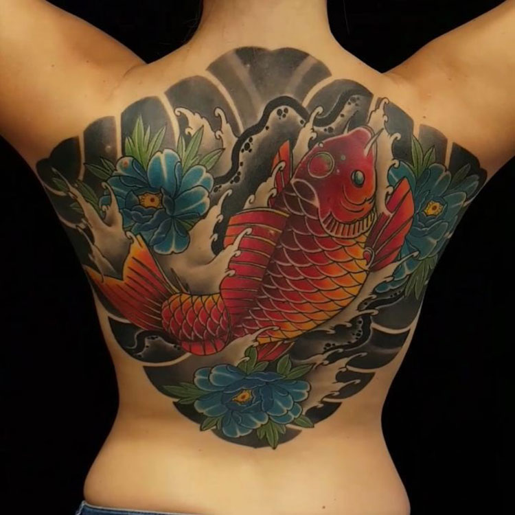 Японский карп с цветами, тату на спине у девушки