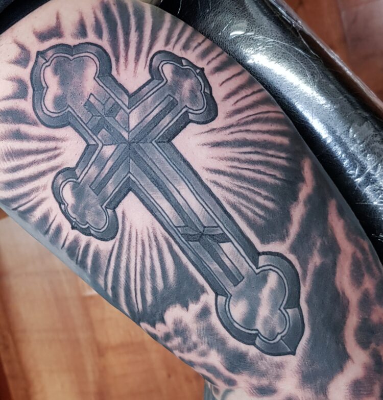 Крест, мужская тату на бицепсе