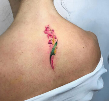 Розовый цветок в стиле акварель, тату на спине у девушки