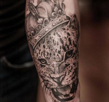 Леопард в стиле реализм и графика, мужская тату на предплечье