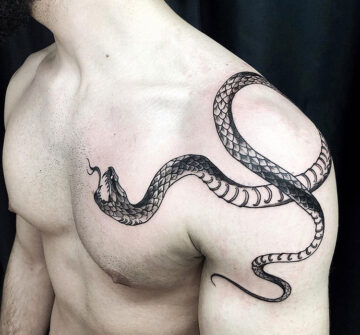 Змея, мужская тату на плече