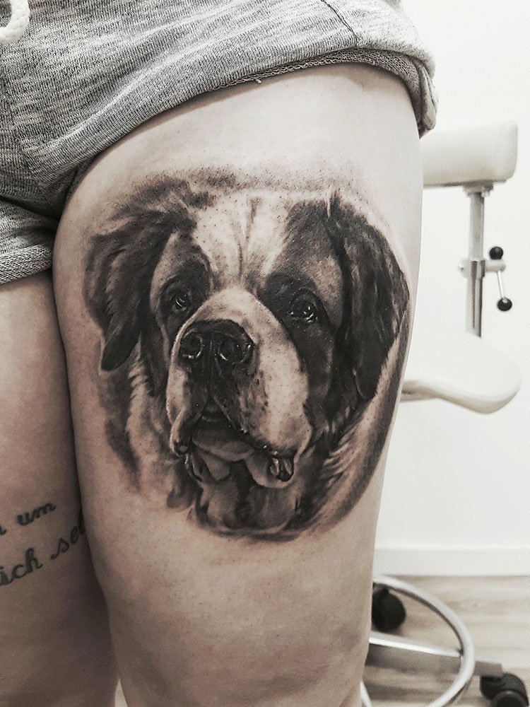 Черно-белый портрет собаки, тату на бедре у девушки