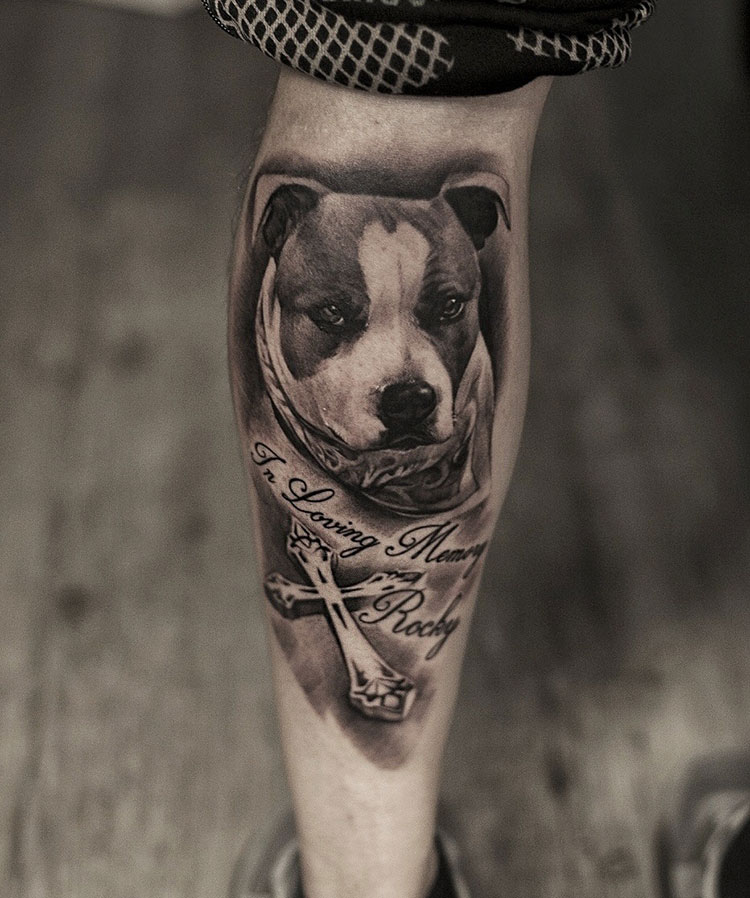 Черно-белый портрет собаки, тату на голени у парня