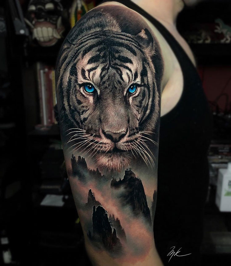 Тигр с голубыми глазами, мужская тату на плече
