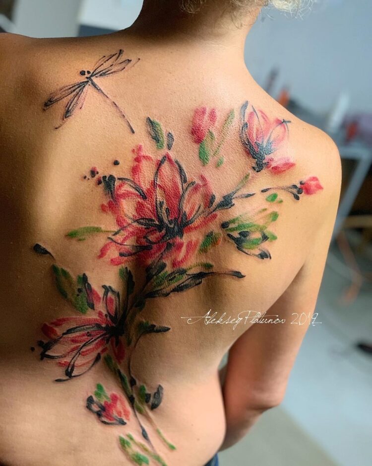 Тату абстракция, акварель, цветы  на спине у девушки