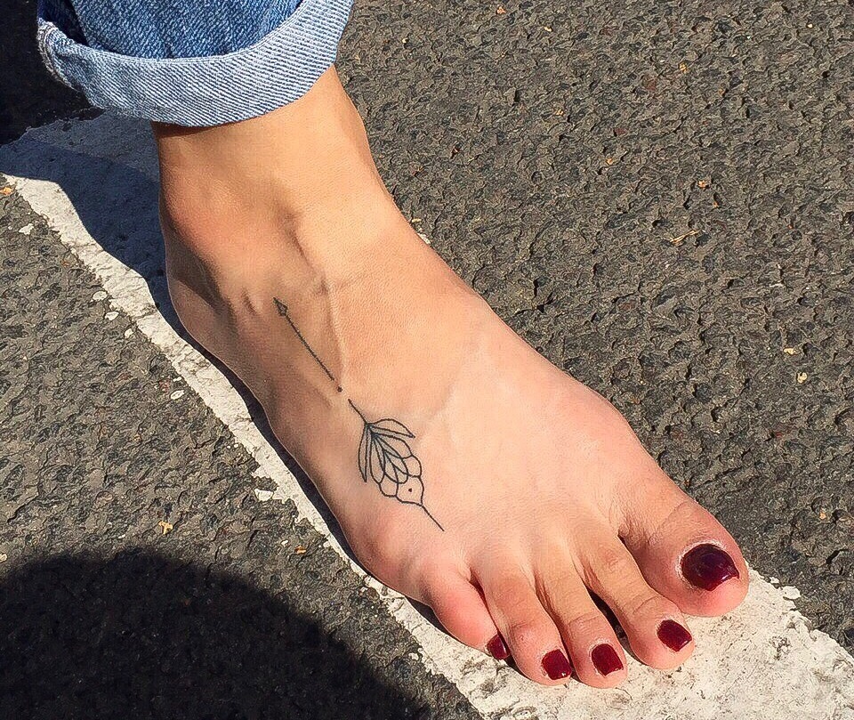 Фото татуировок для девушек на ноге возле ступни