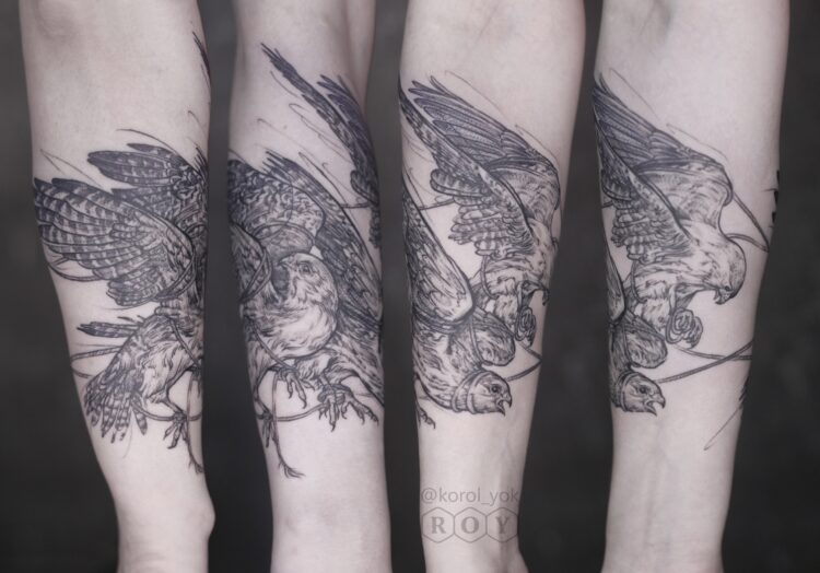 Три птицы, связанные верёвкой, тату на предплечье у девушки