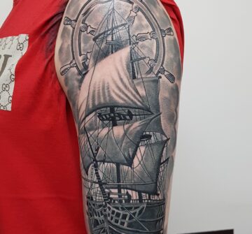 Корабль, мужская тату на плече