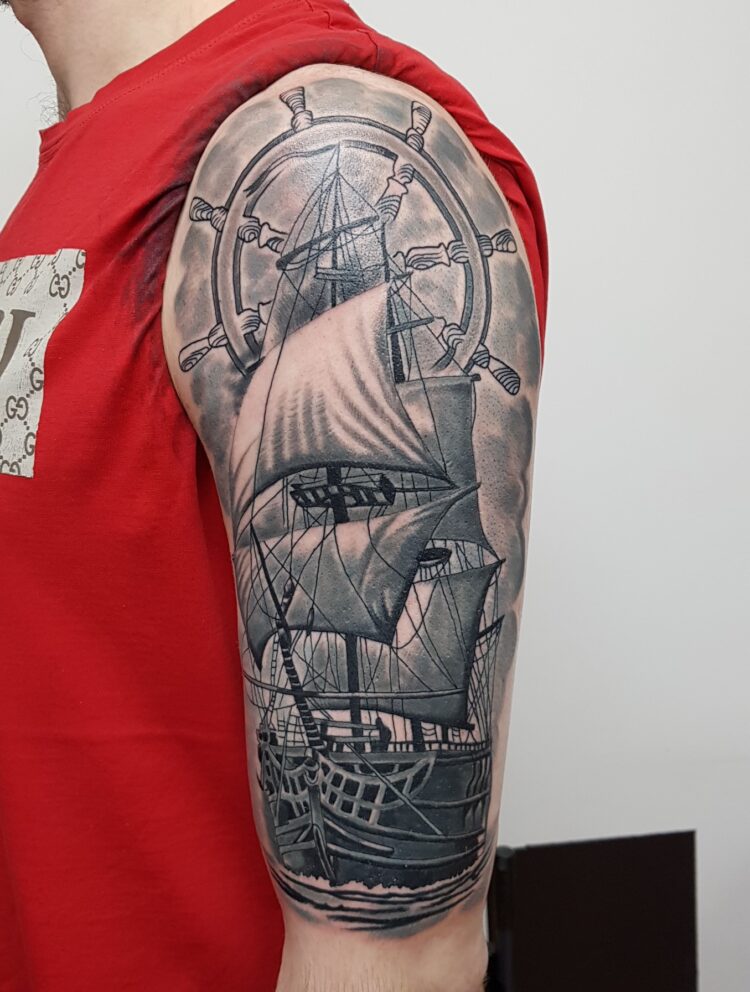Корабль, мужская тату на плече