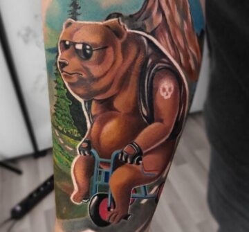 Медведь на велосипеде, мужская тату на руке
