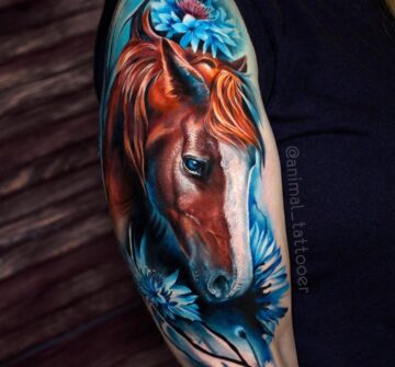 Портрет лошади с цветами, тату на плече у девушки