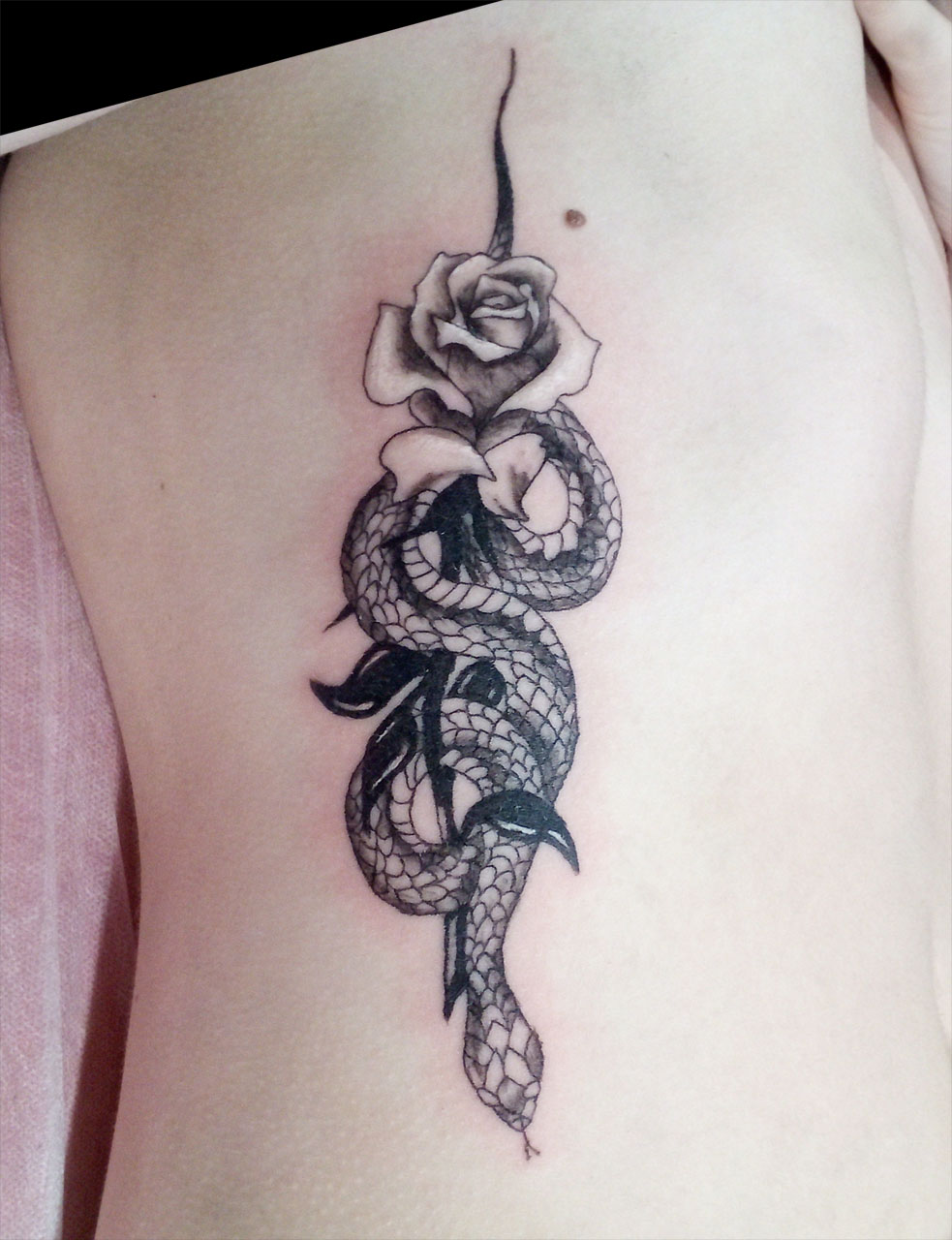 Татуировки змеи для девушек