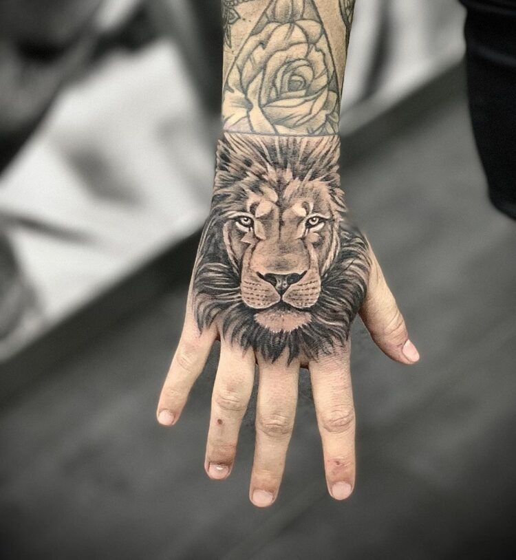 Тату black&grey, львы  на кисти руки у парня