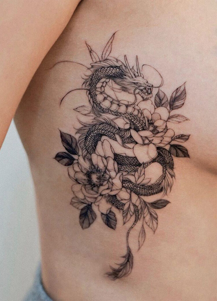 Татуировки цветка на ребрах