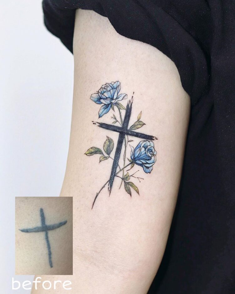 Крест и синие розы, перекрытие, тату на плече у девушки