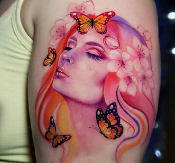 Тату бабочки, девушка, сакура в стиле акварель на плече у девушки