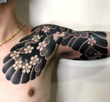 Черная японская тату с цветками сакуры