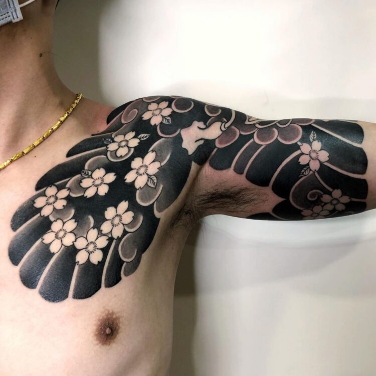 Черная японская тату с цветками сакуры