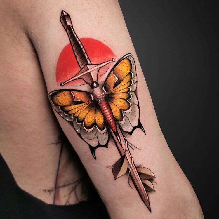 Бабочка и меч, нео-традишнл, тату на руке у девушки