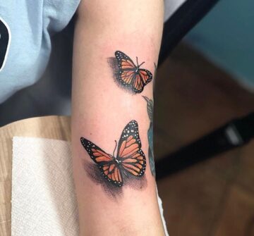Бабочки монархи, тату на руке у девушки