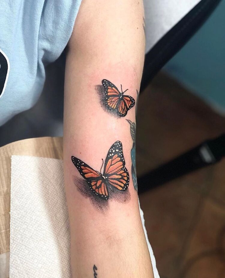 Бабочки монархи, тату на руке у девушки
