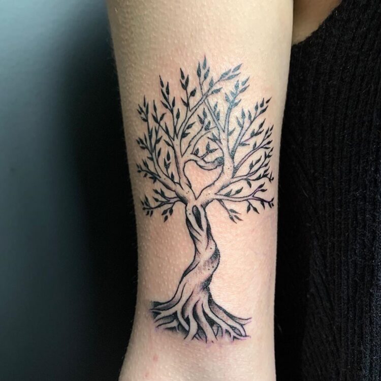 Дерево жизни, тату на руке у девушки