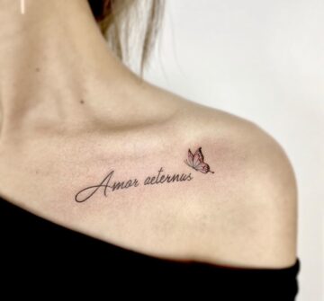Надпись Amor aeternus, тату на ключице у девушки