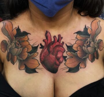 Тату анатомическое сердце, пион в стиле нео-традишинл на груди у девушки