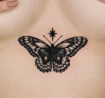 Черная бабочка, тату под грудью у девушки
