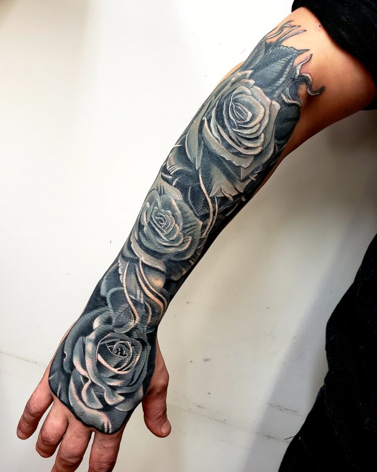 Розы, мужская тату на руке
