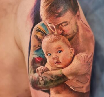 Оцет с ребенком, мужская тату на плече